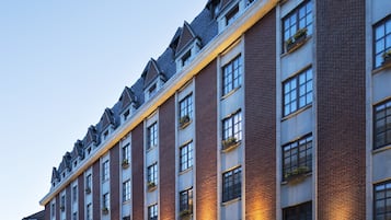 Bagian depan properti - sore/malam