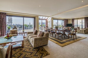 Presidential Room, 1 King Bed, Kitchenette, City View | In-room dining - Warwick Grand-Place Brussels (Brussels)