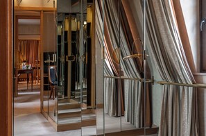 Suite Royal, 1 letto king, sauna | Biancheria da letto di alta qualità, minibar, una cassaforte in camera