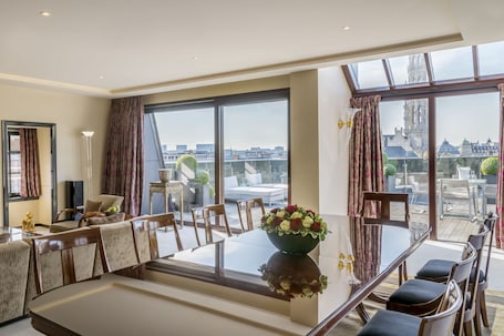 Presidential Room, 1 King Bed, Kitchenette, City View | Living area | 32-inch flat-screen TV with satellite channels, Smart TV. Warwick Grand-Place Brussels