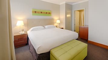 Minibar, caja de seguridad en la habitación y muebles diferentes