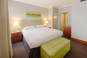 Suíte júnior, 1 cama King | Frigobar, cofres nos quartos, individualmente mobiliados, escrivaninha