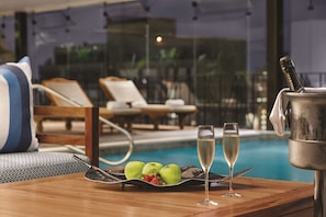 2 restaurants, spécialités Cuisine internationale