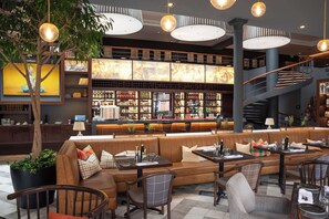 2 restaurants, breakfast, lunch, dinner served; international cuisine 