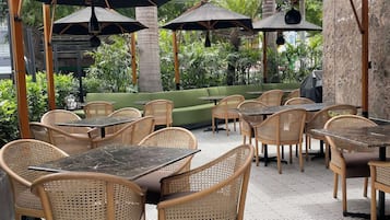 2 Restaurants, Frühstück, Mittagessen, Abendessen, internationale Küche
