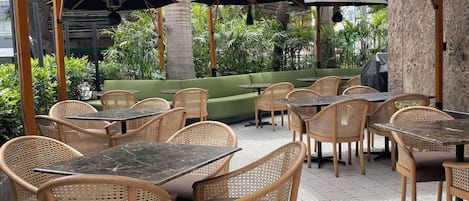 2 restaurants, breakfast, lunch, dinner served; international cuisine