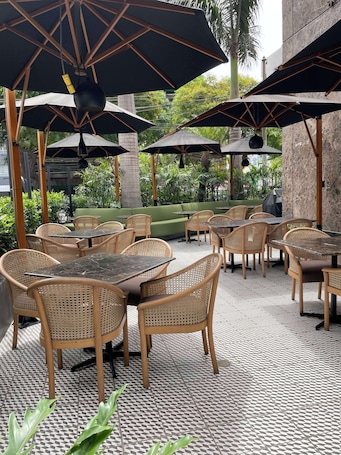 2 restaurants, breakfast, lunch, dinner served; international cuisine