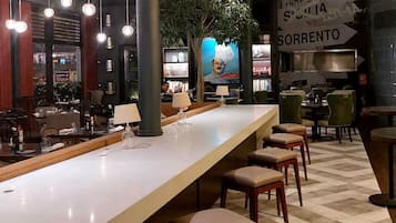 2 restaurantes; se sirven desayunos, almuerzos y cocina internacional