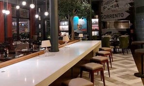2 ristoranti; aperti a colazione, a pranzo, a cena e per il brunch