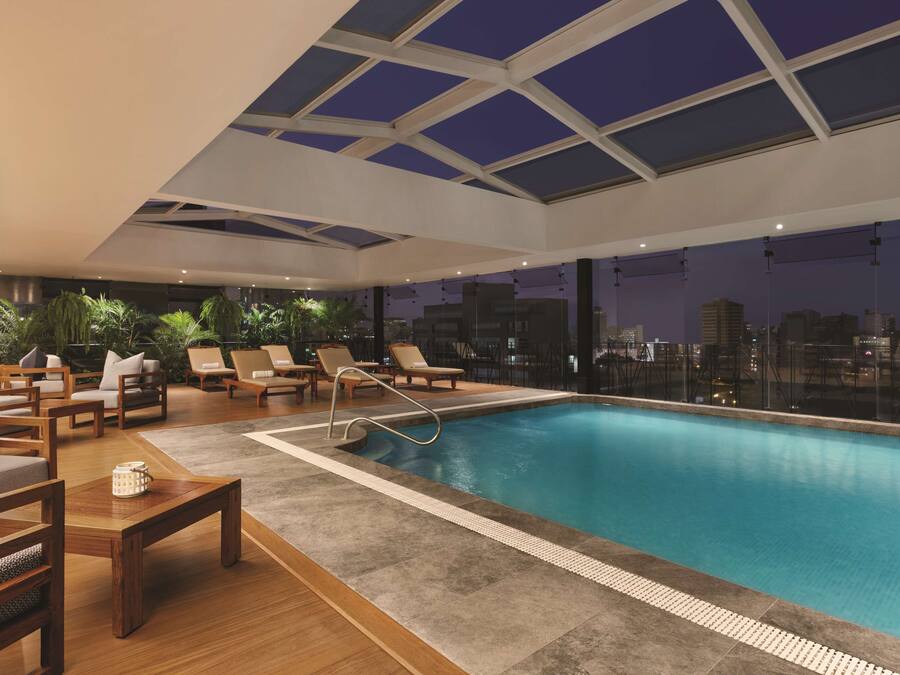 Alberca techada, acceso de 08:00 a 22:00, y camastros