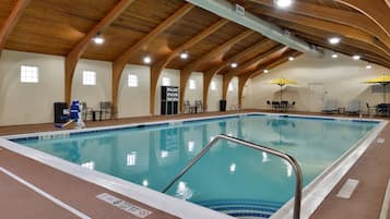 Kolam renang indoor, dengan kursi berjemur