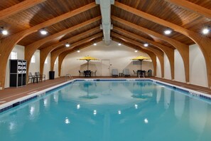 Una piscina cubierta, tumbonas