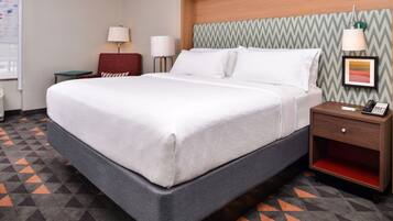 Schreibtisch, Verdunkelungsvorhänge, Bügeleisen/Bügelbrett