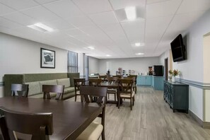 Free daily buffet breakfast - Clarion Inn & Suites Grand Rapids Airport (Grand Rapids)