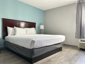 Safe på rommet, skrivebord, blendingsgardiner og strykejern/-brett