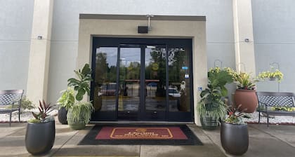 Clarion Inn & Suites Grand Rapids Airport