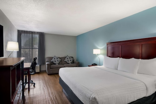 Clarion Inn & Suites Grand Rapids Airport