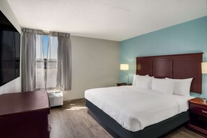 Suite, 1 Tempat Tidur King dengan tempat tidur Sofa, Bebas Asap Rokok (Efficiency) | Brankas, meja kerja, tirai kedap cahaya, dan setrika/meja setrika