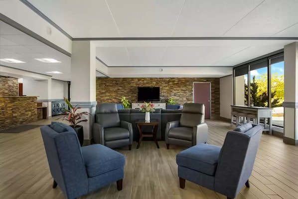 Lobby - Clarion Inn & Suites Grand Rapids Airport (Grand Rapids)