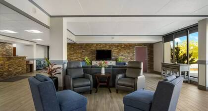 Clarion Inn & Suites Grand Rapids Airport