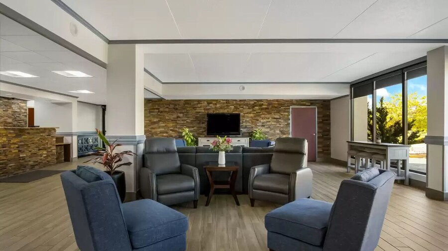 Clarion Inn & Suites Grand Rapids Airport