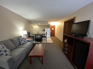 Suite, 1 très grand lit et 1 canapé-lit, non-fumeur (Efficiency) | Coffre-fort, bureau, rideaux d’obscurcissement