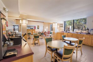 Free buffet breakfast - Econo Lodge Hendersonville (Hendersonville)