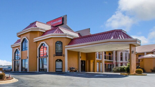 Il s'agit d'un hôtel dont l'enseigne rouge porte l'inscription « Econo Lodge ». Il dispose d'un parking couvert et d'une entrée principale surmontée d'un auvent.