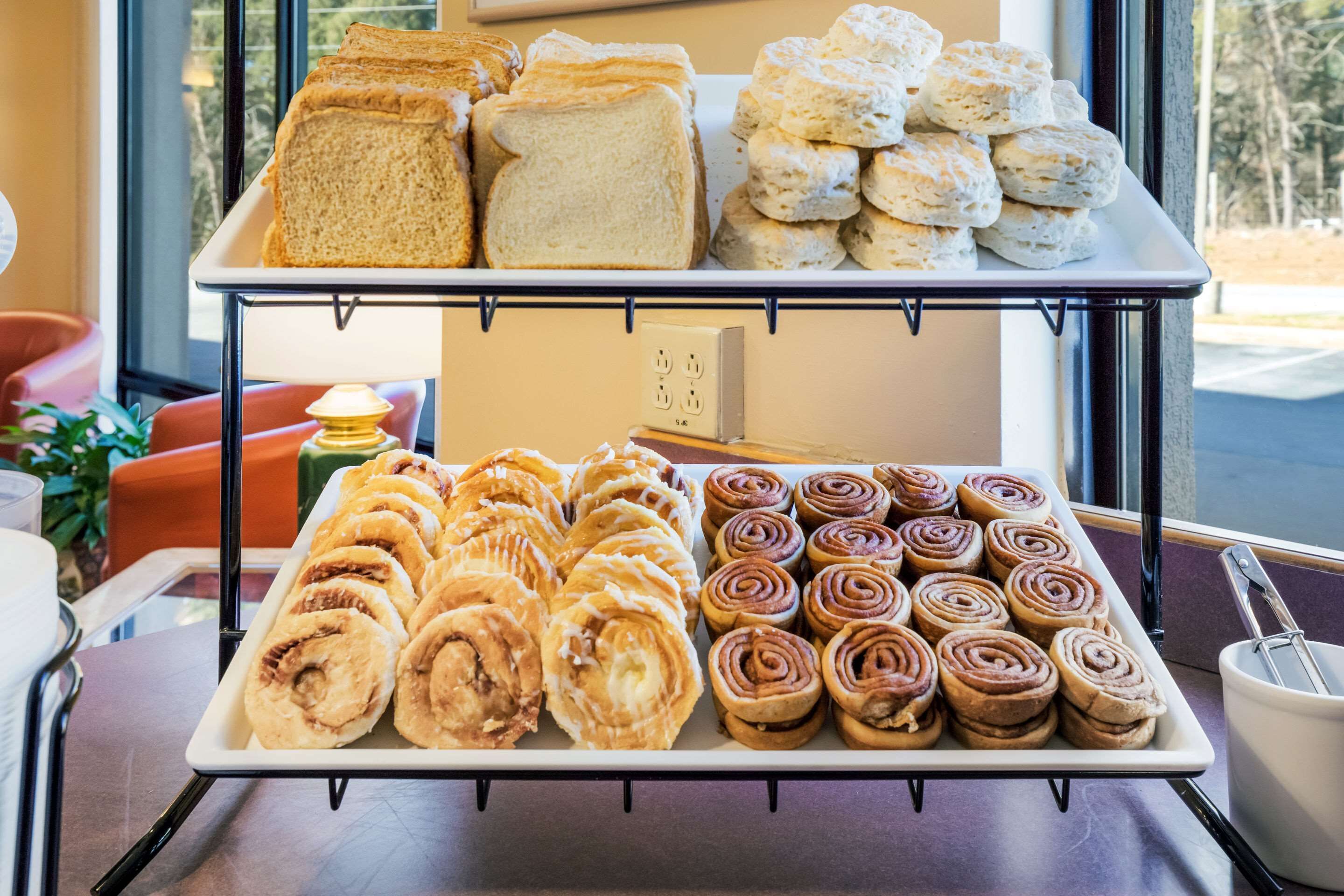 Une table de buffet proposant une variété de pâtisseries et de pains.