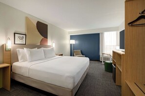 Premium bedding, desk, laptop workspace, iron/ironing board - Spark by Hilton Nashville at Opryland (Nashville)