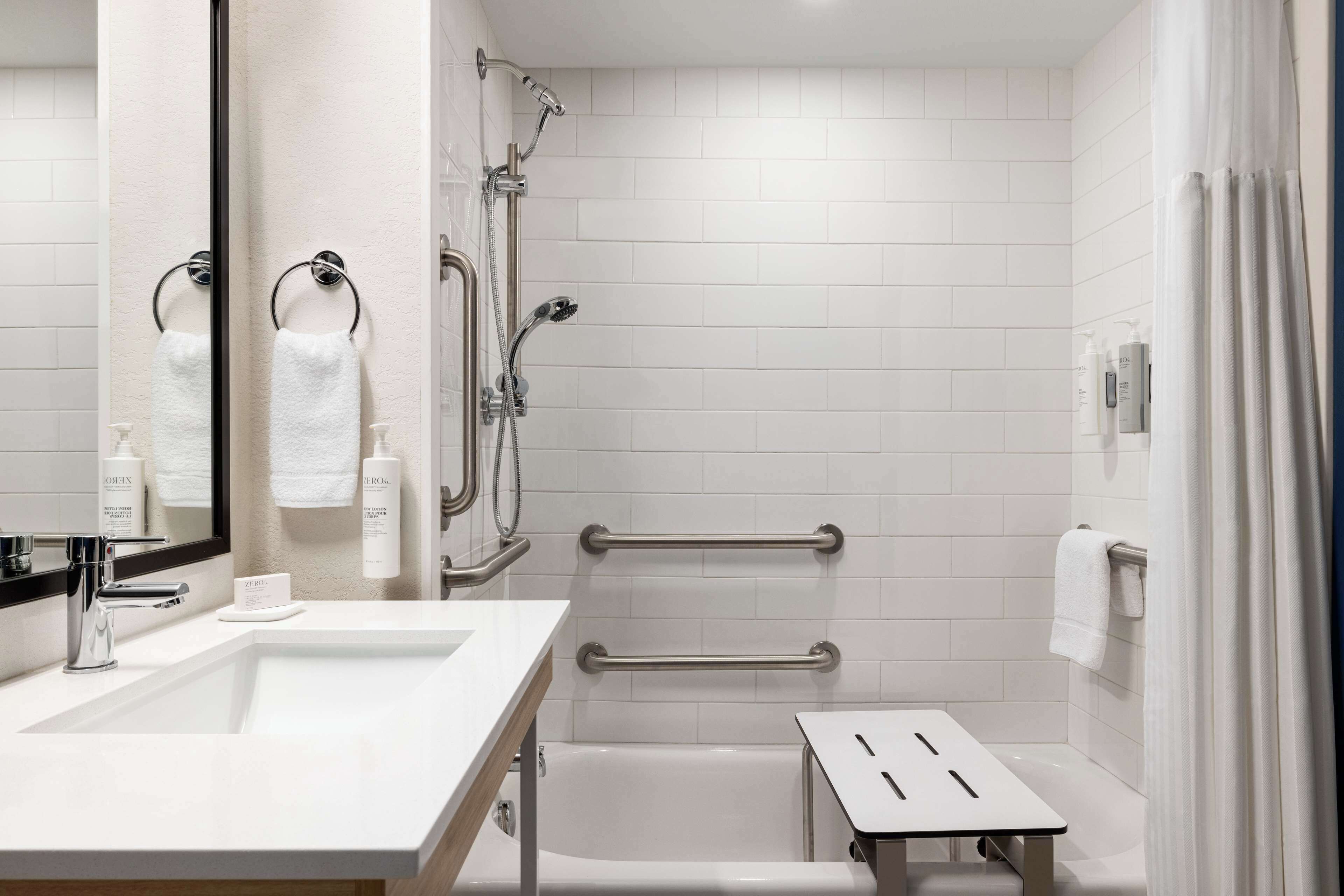 Rom, 1 kingsize-seng, tilgjengelighetstilpasset, badekar (Mobility & Hearing) | Dusj på badet