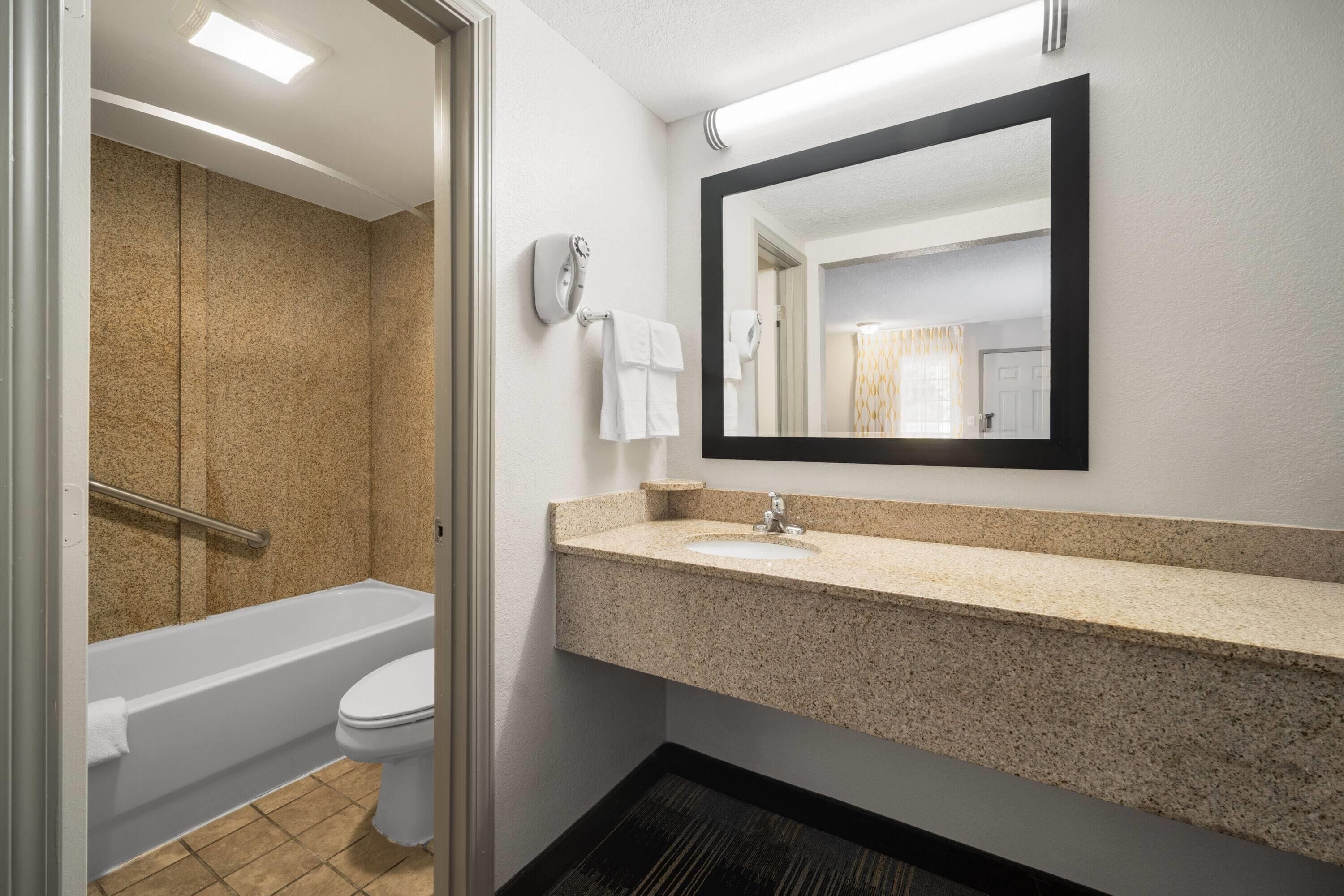 Combined shower/tub, free toiletries, hair dryer, towels