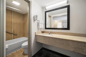 Ensemble douche/baignoire, articles de toilette gratuits, sèche-cheveux