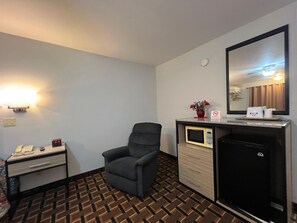 Chambre, 1 très grand lit | Bureau, Wi-Fi gratuit, draps fournis, réveils