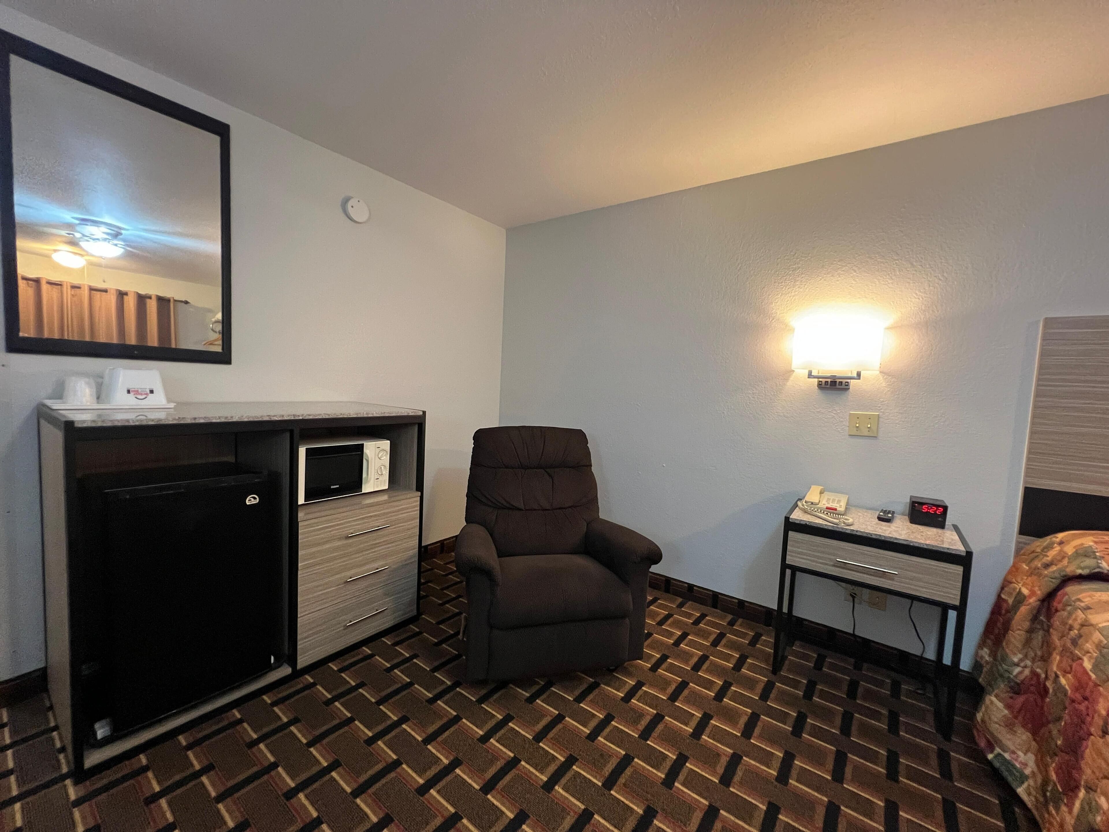 Escritorio, wifi gratis, ropa de cama y despertador 