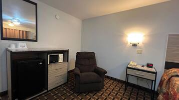 Escritorio, wifi gratis, ropa de cama y despertador