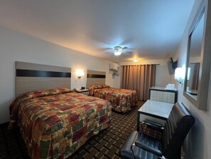 Chambre, 2 grands lits | Bureau, Wi-Fi gratuit, draps fournis, réveils