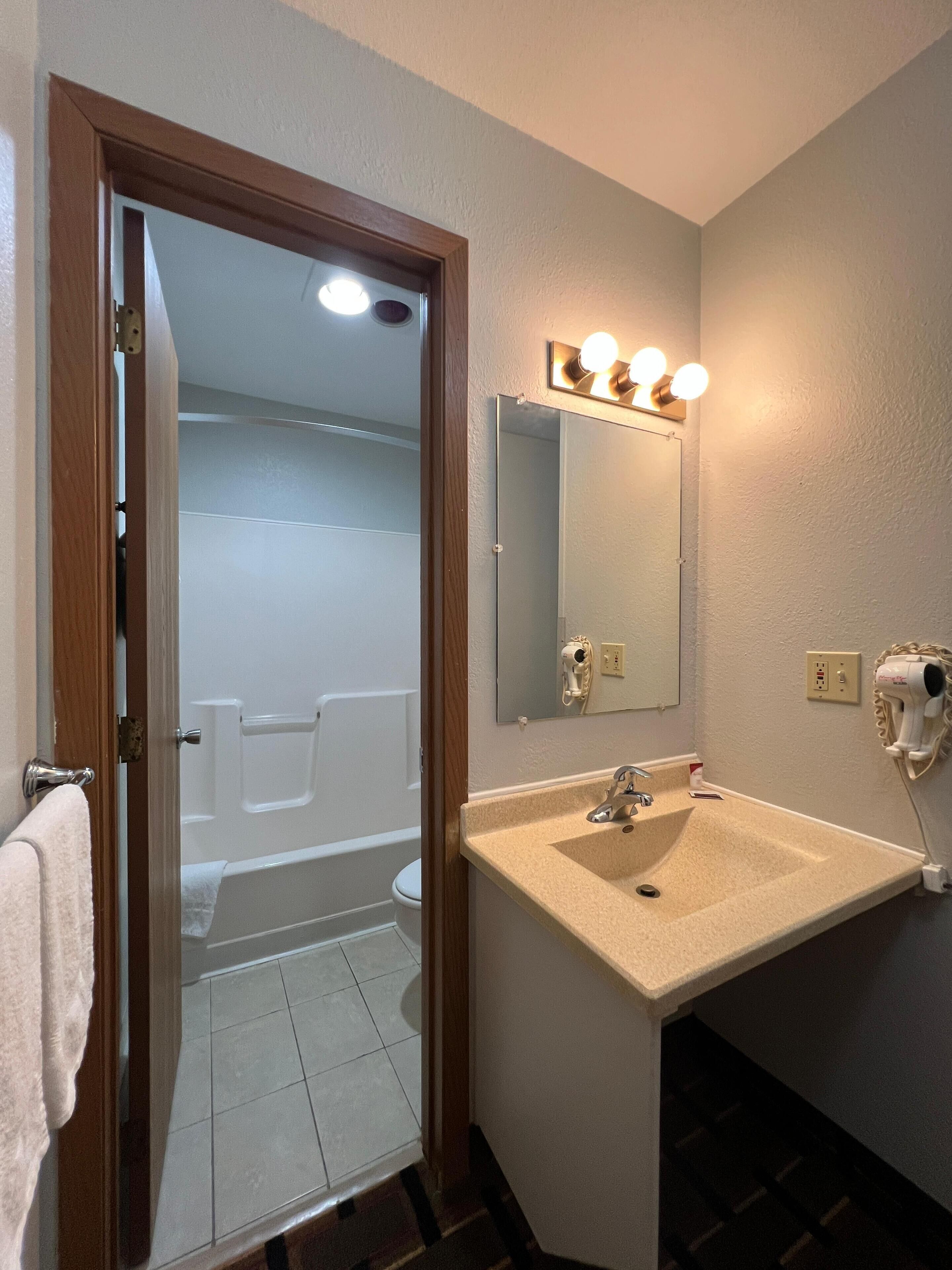 Room, 1 King Bed | Bathroom | Free toiletries, hair dryer, towels