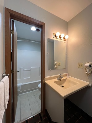Quarto, 1 cama King | Banheiro | Produtos de toalete grátis, secador de cabelo (mediante solicitação)