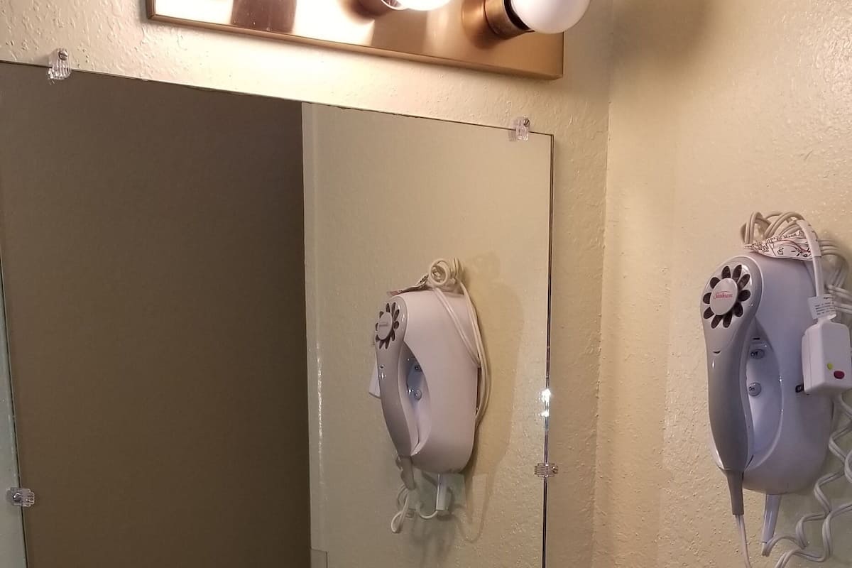 Kostenlose Toilettenartikel, Haartrockner, Handtücher