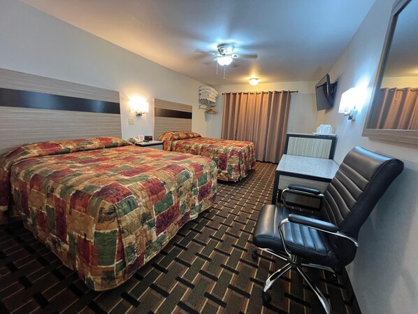 Chambre, 2 grands lits | Bureau, Wi-Fi gratuit, draps fournis, réveils