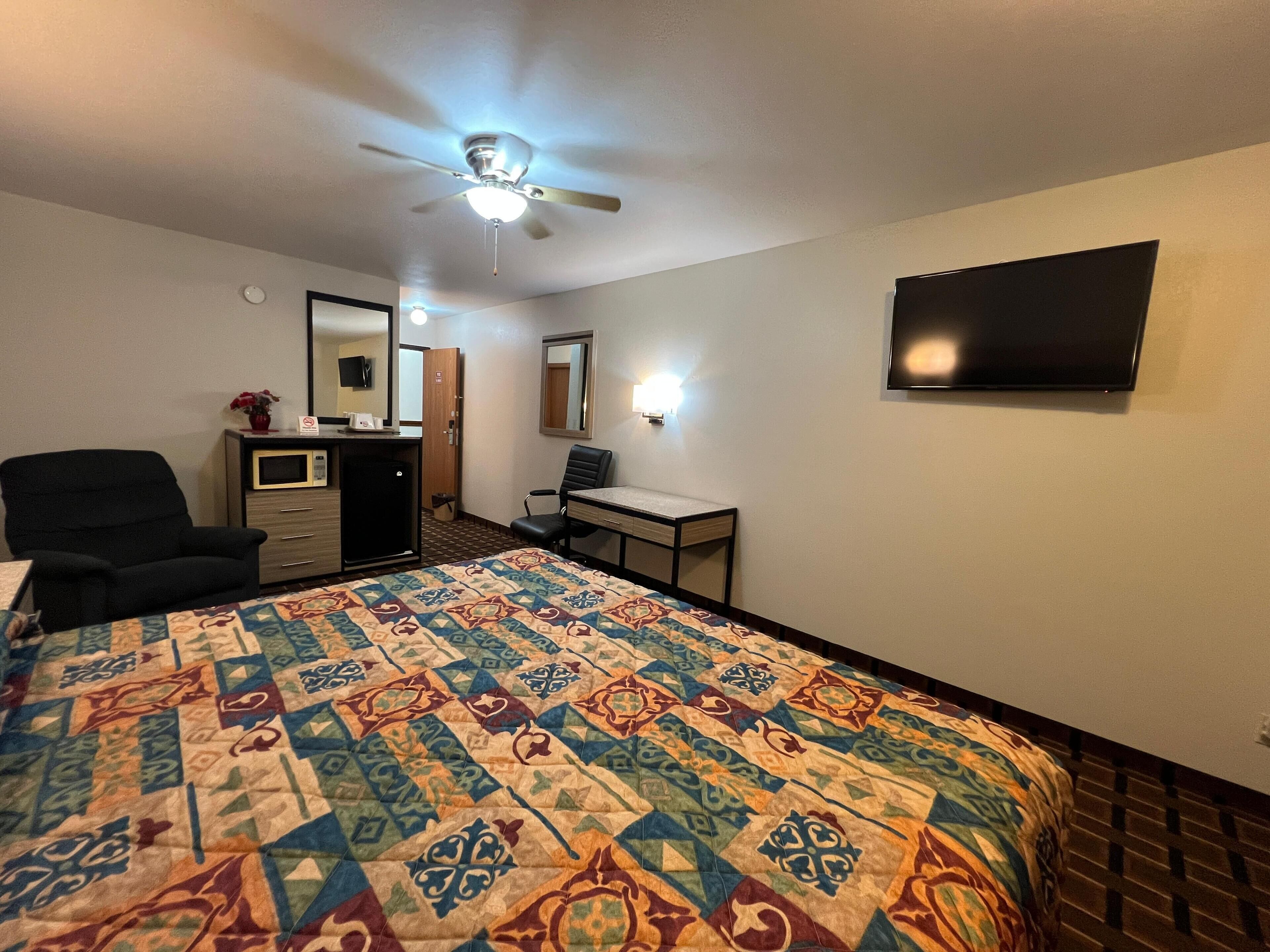 Room, 1 King Bed | Desk, free WiFi, bed sheets, alarm clocks