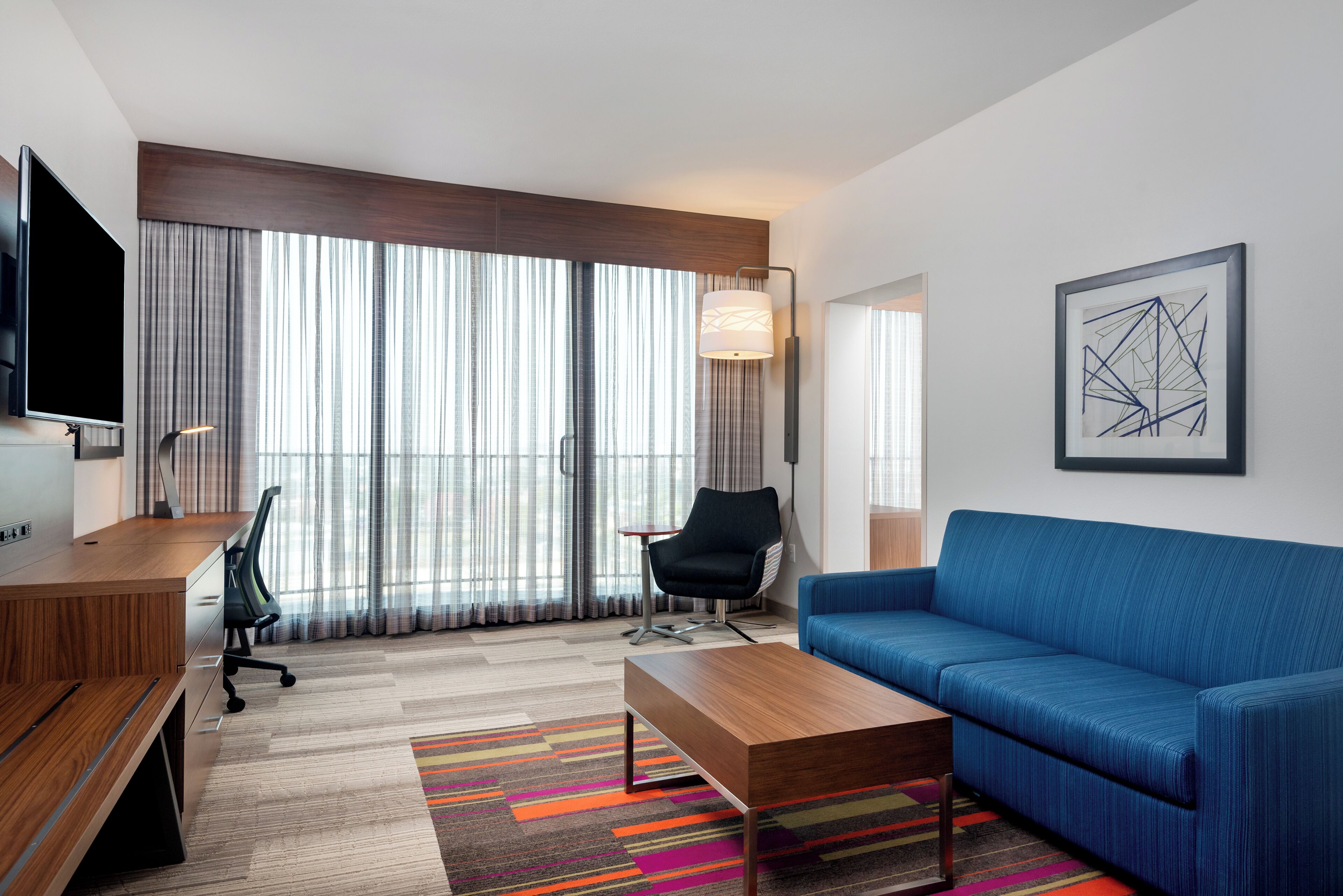 房內夾萬、書桌、遮光窗簾/窗簾、熨斗/熨衫板