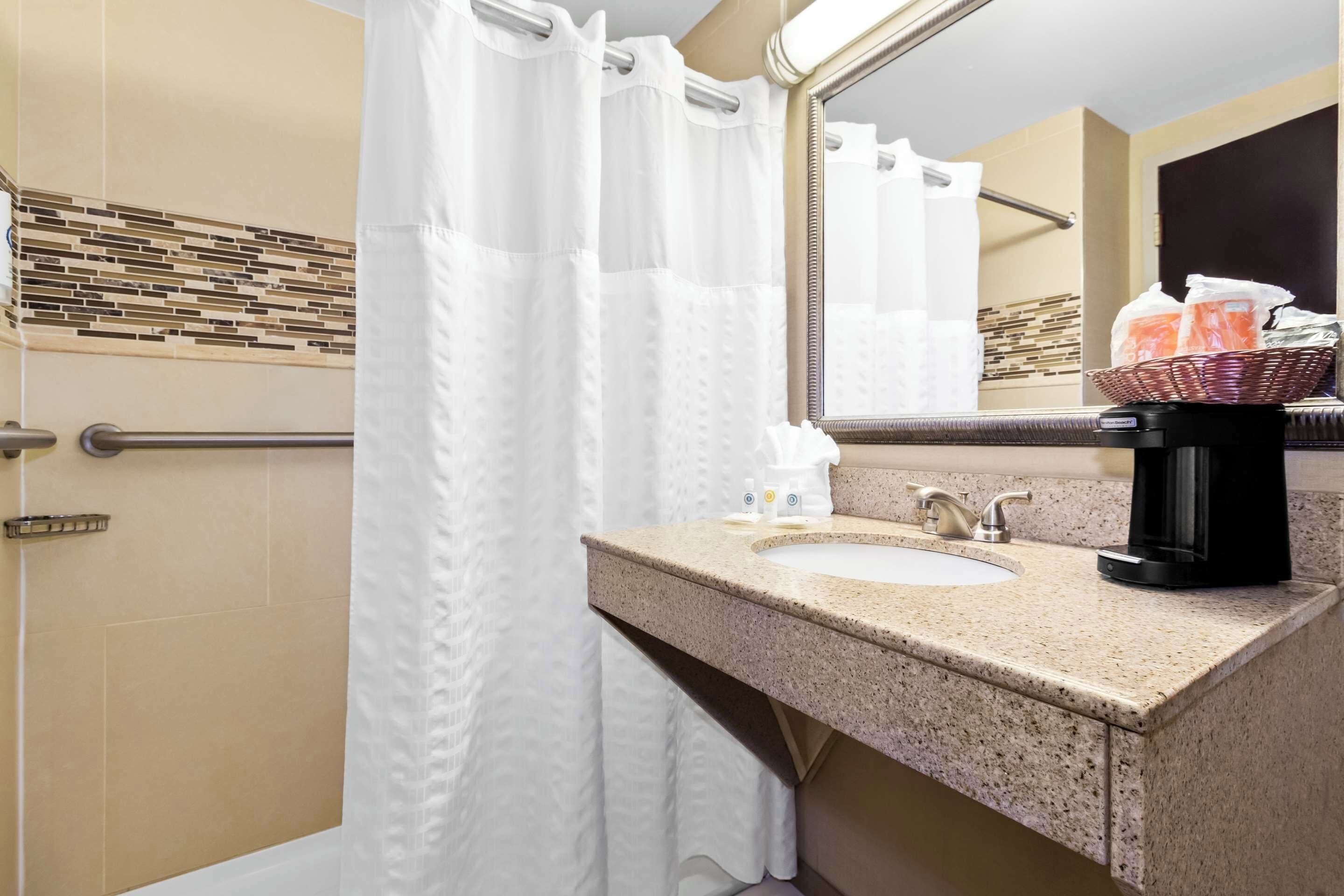 suite, 1 double bed with sofa bed, accessible, non smoking | iron/ironing board, free wifi, bed sheets