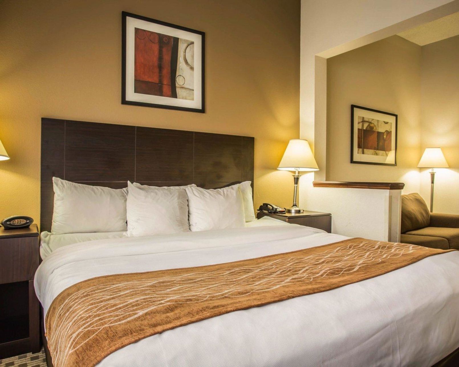 Tabla de planchar con plancha, wifi gratis y ropa de cama 