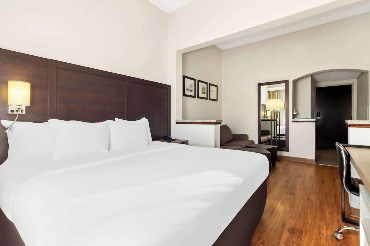 Tabla de planchar con plancha, wifi gratis y ropa de cama