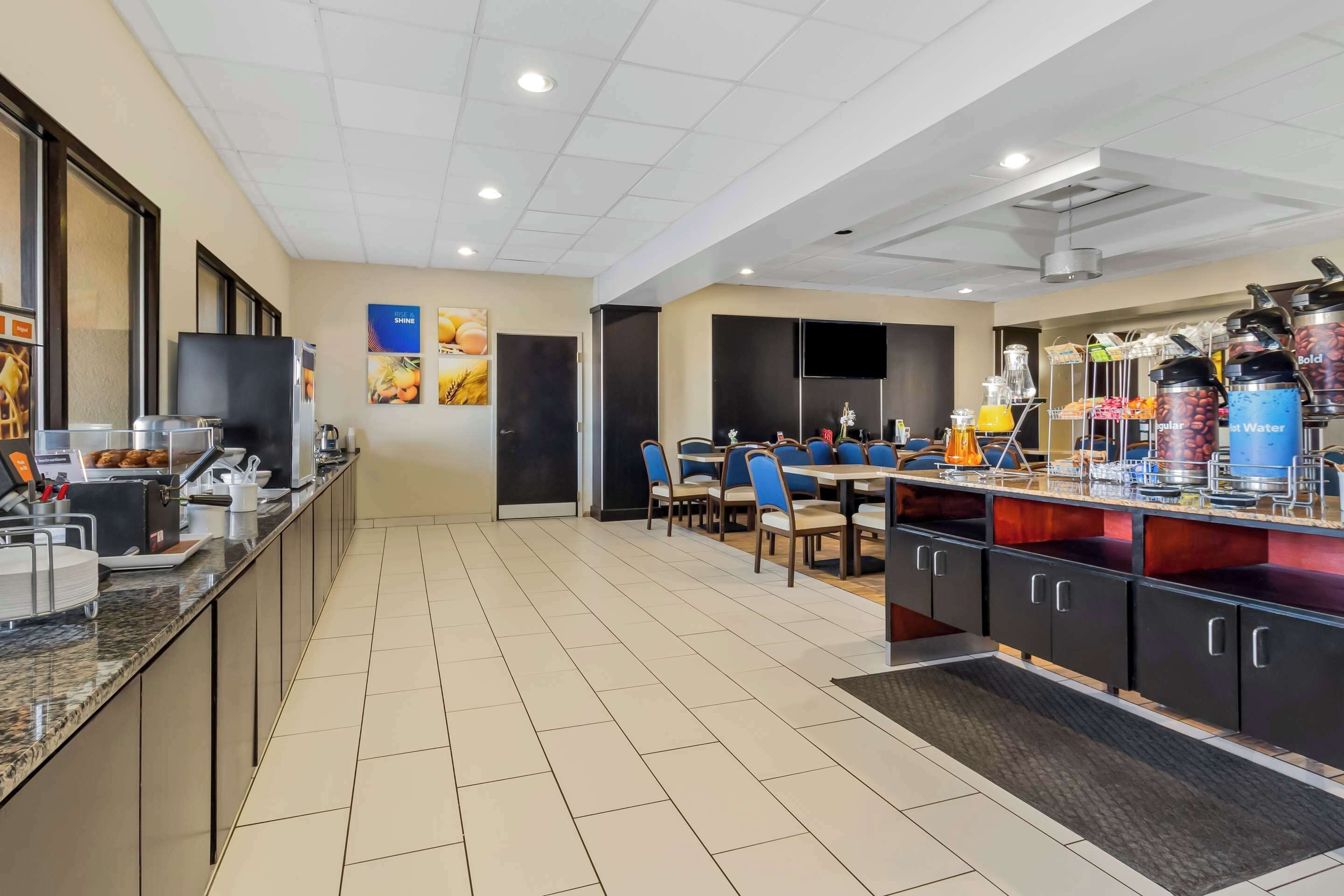 free buffet breakfast