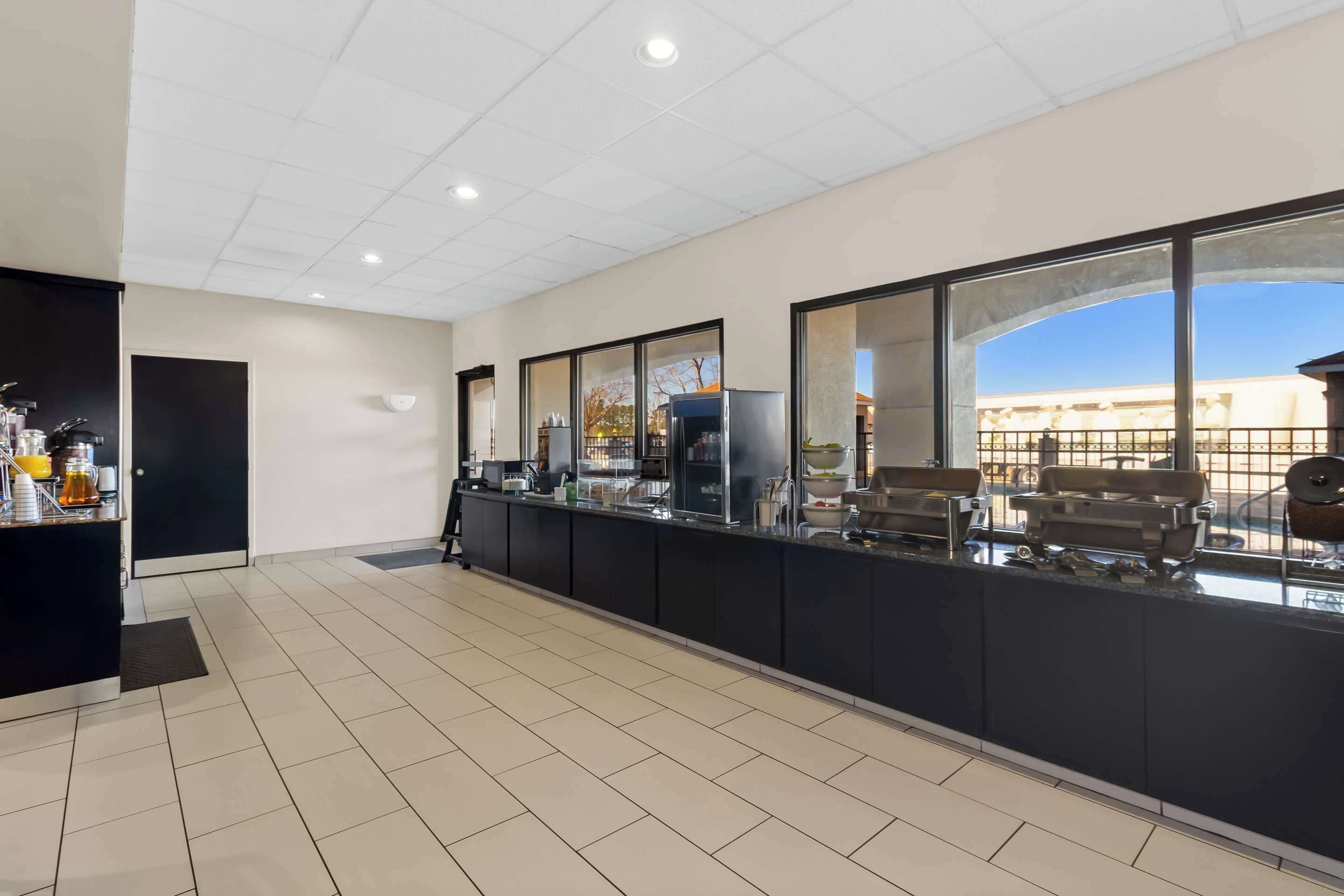 free buffet breakfast