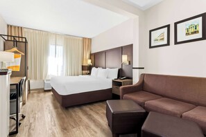 Suíte, 1 cama King, para não fumantes | Ferros/tábuas de passar roupa, Wi-Fi de cortesia, roupa de cama