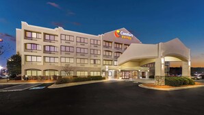 A Comfort Suites hotel with a modern design, featuring a large entrance and a parking lot. - Comfort Suites Lumberton North (Lumberton)